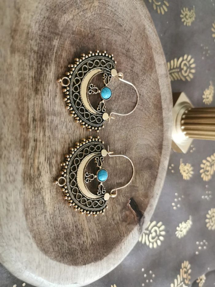 Boucles d'oreilles style bohème dorées et bleues - photo numéro 2
