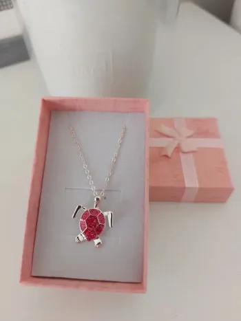 Magnifique collier pendentif tortue rouge