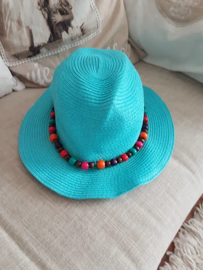 Chapeau bleu turquoise et perles multicolres en bois Neuf - photo numéro 2