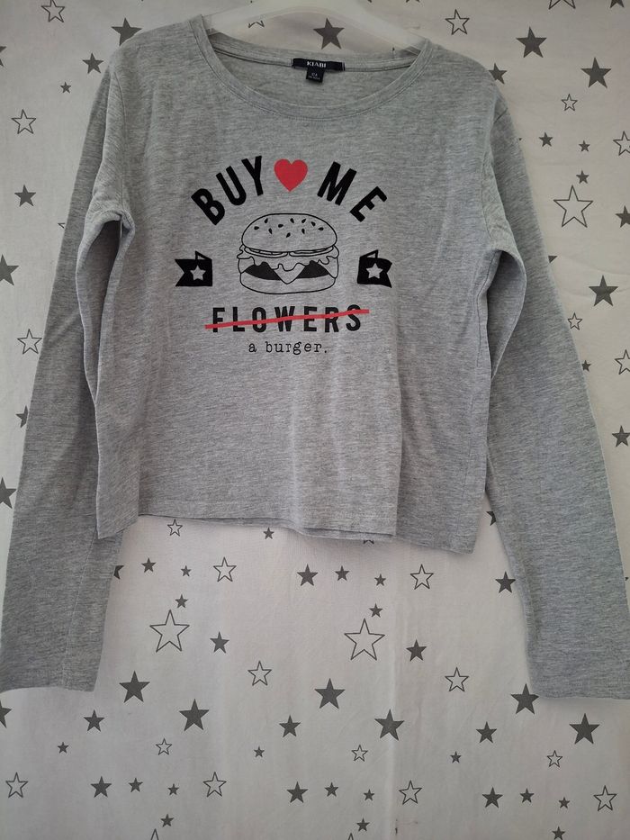 Tee-shirt gris chiné avec impression burger 12 ans Kiabi
Très bon état ni trous ni tache - photo numéro 2