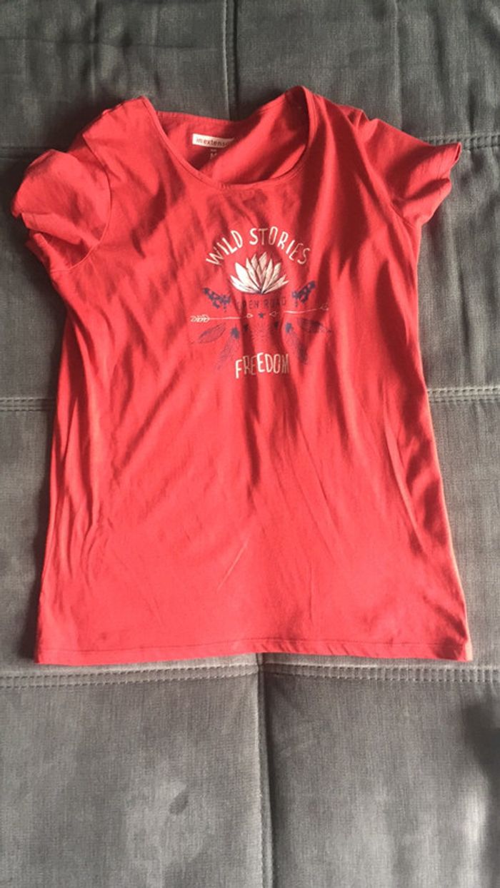 Tee-shirt rouge avec écriture - photo numéro 1