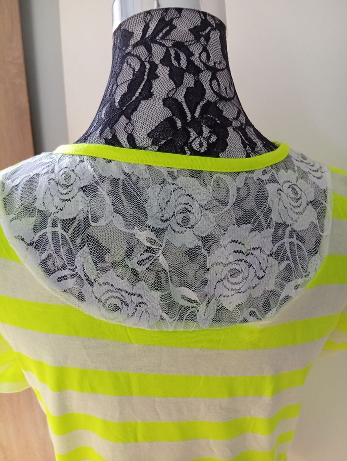 Joli tee-shirt avec p'tite dentelle à l' arrière - photo numéro 5
