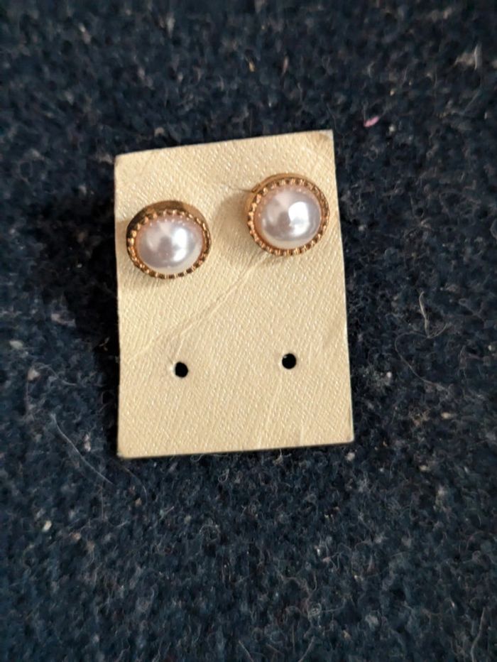 Petites boucles d'oreilles nacrées