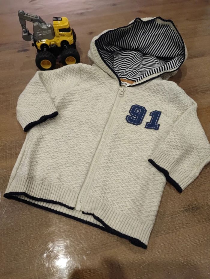 Gilet zippé beige a capuche