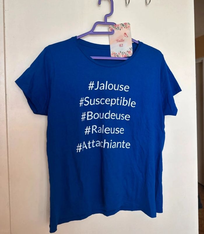 T-shirt. A manches courtes. Femme. Bleu. Amazon. - photo numéro 2