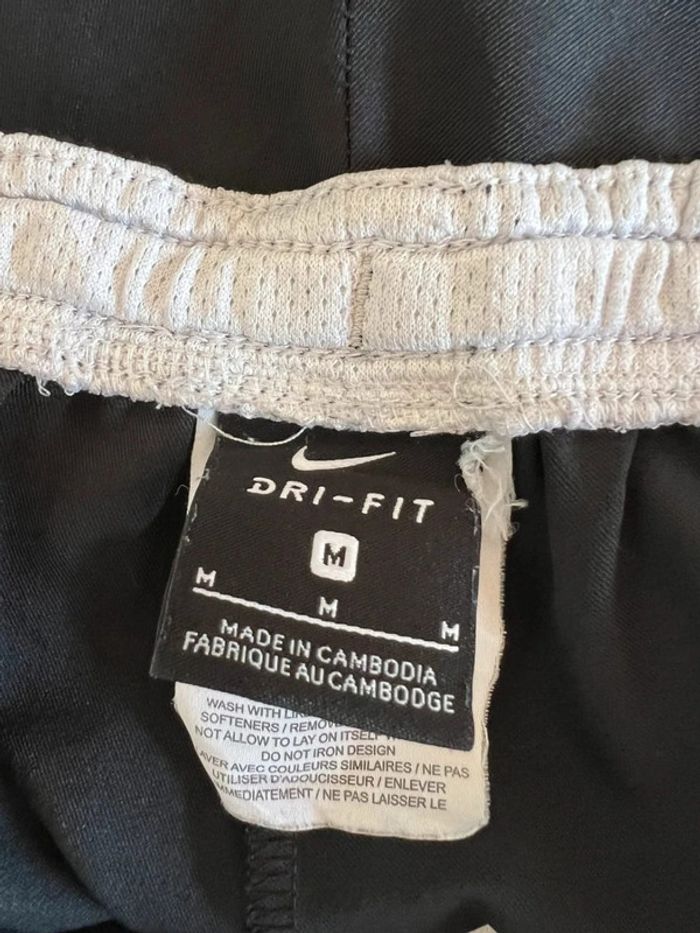 Short sport noir femme Nike taille M Pantalón corto deportivo mujer Pantaloncino donna Damen - photo numéro 4