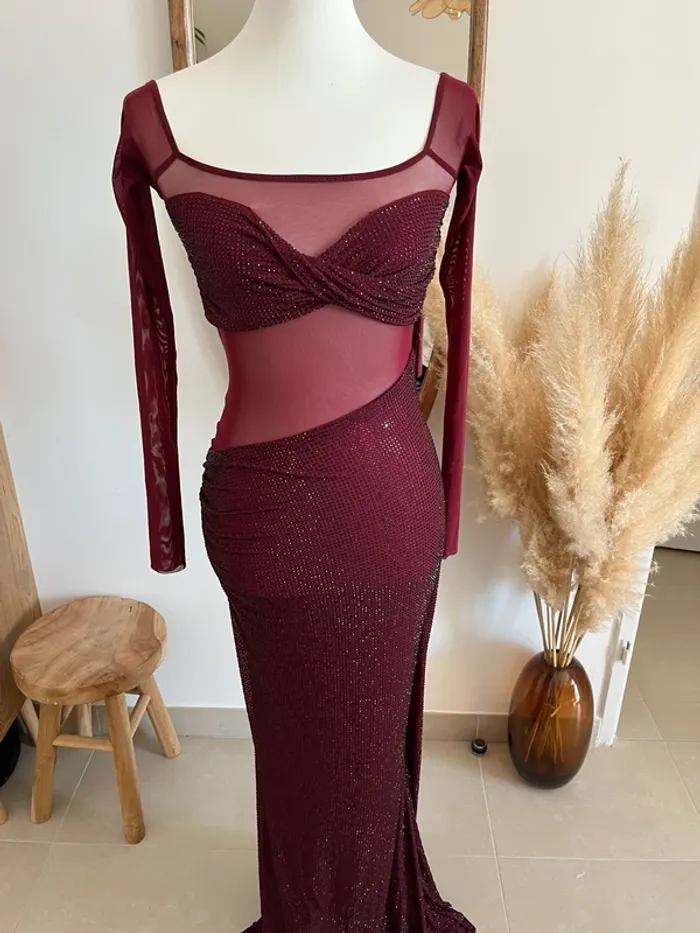 Robe de soirée bordeaux à strass neuve Meshki - photo numéro 5