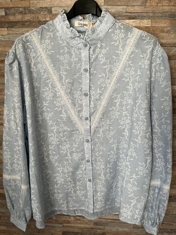 Chemise bleue et blanche tendance