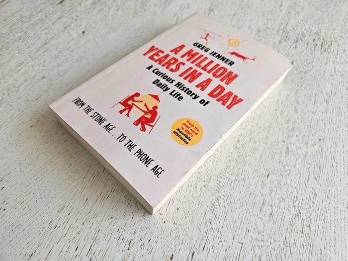 A Million Years in a Day Greg Jenner histoire quotidienne humour culture générale BBC - photo numéro 5