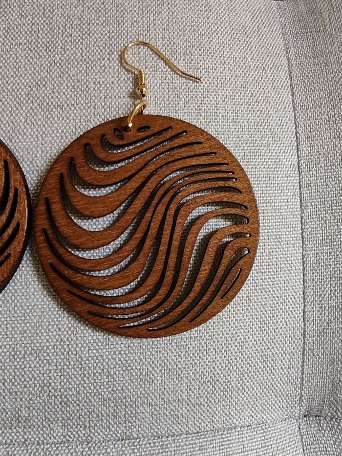 Boucles d'oreilles en bois attache doré Neuve - photo numéro 2