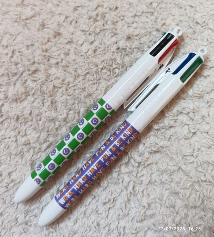 2 stylos Bic 4 couleurs