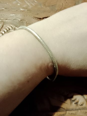 bracelet en métal argenté.