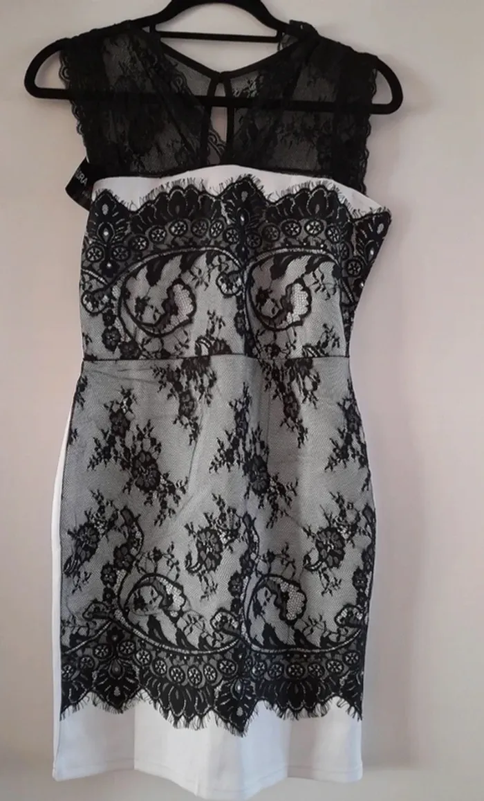 Robe blanche à dentelle noire Taille M