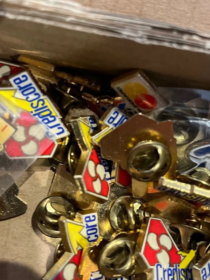 Énorme lot de pins pour collectionneur en parfait état - photo numéro 6