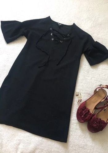 Petite robe noire d'été uni basique simple casual décolleté col V en lacets manches courtes