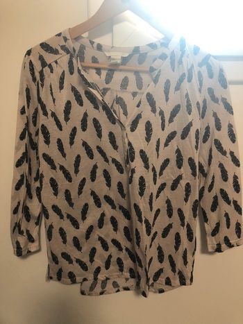 Blouse fine motifs plumes.