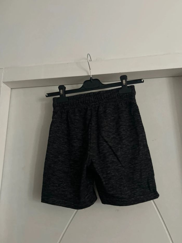 Short garçon 8/9 ans - photo numéro 2