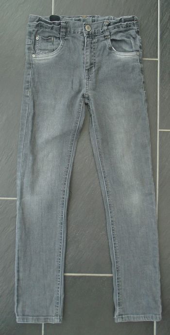 Joli jean gris foncé garçon 9 ans (134 cm)