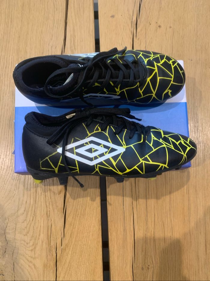 Chaussures de foot à crampons noires et jaunes pointure 35 Umbro - photo numéro 2