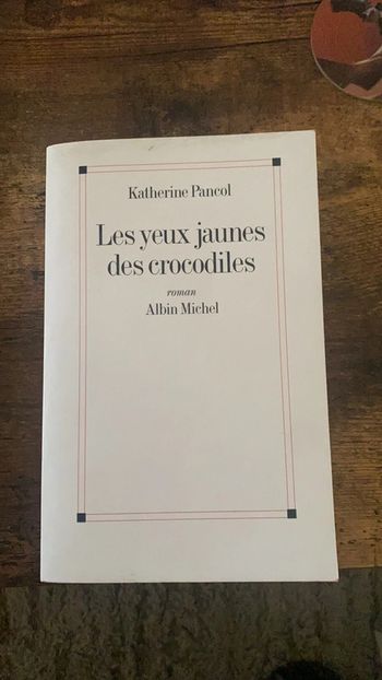 les yeux jaunes des crocodiles