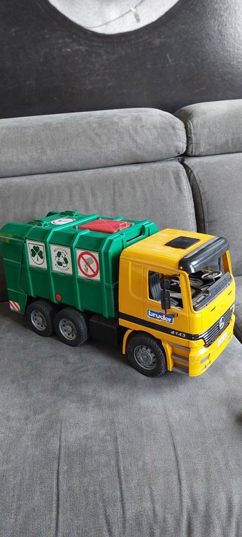 Gros camion poubelle Bruder