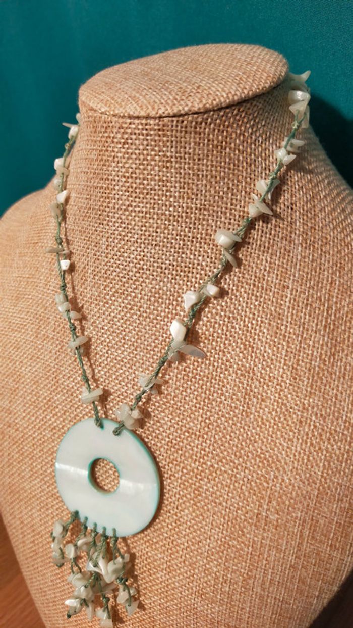 Collier pendentif en nacre et éclats naturels – Collection Terres d’Ailleurs - photo numéro 2