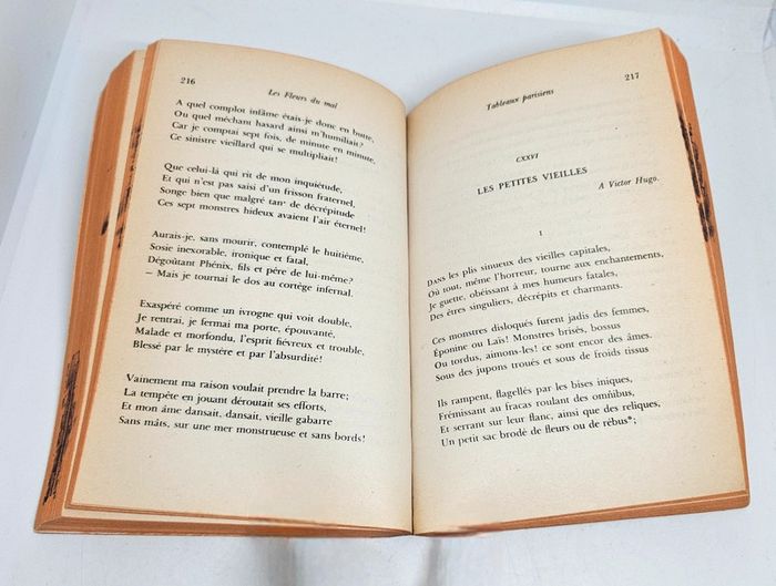 "Les fleurs du mal", de Baudelaire.
404 pages.
Livre de poche.
ISBN : 2.253.00710.2 - photo numéro 4