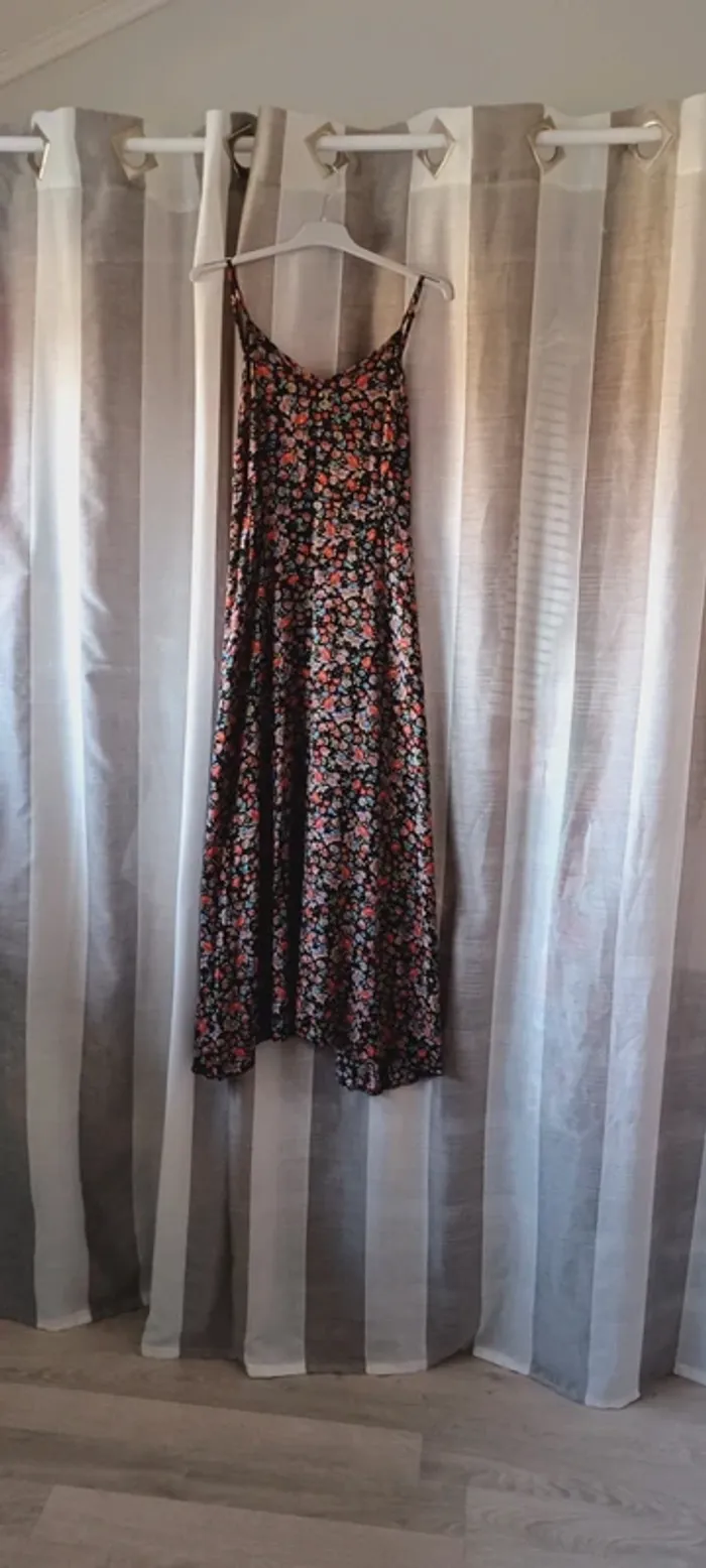 Robe noire mi-longue femme Shein, motif fleuri, avec fermeture eclair derrière, taille L