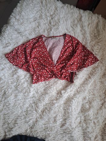 Crop top rouge fleurie taille S pull&bear