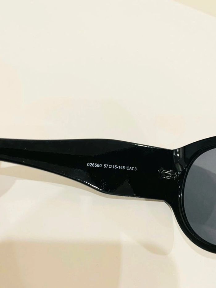 Lunette de soleil mixte noire et dorée bras large taille large - photo numéro 4