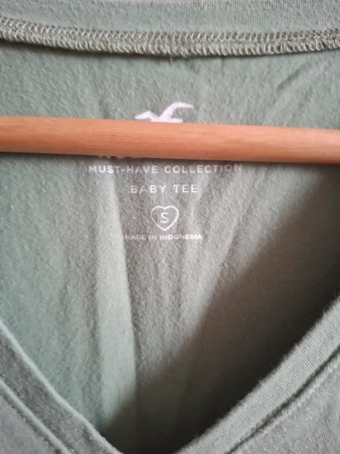 T-shirt court col V Hollister - photo numéro 3