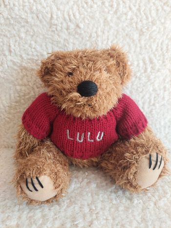 Lulu castagnette - ours en peluche avec pull rouge
