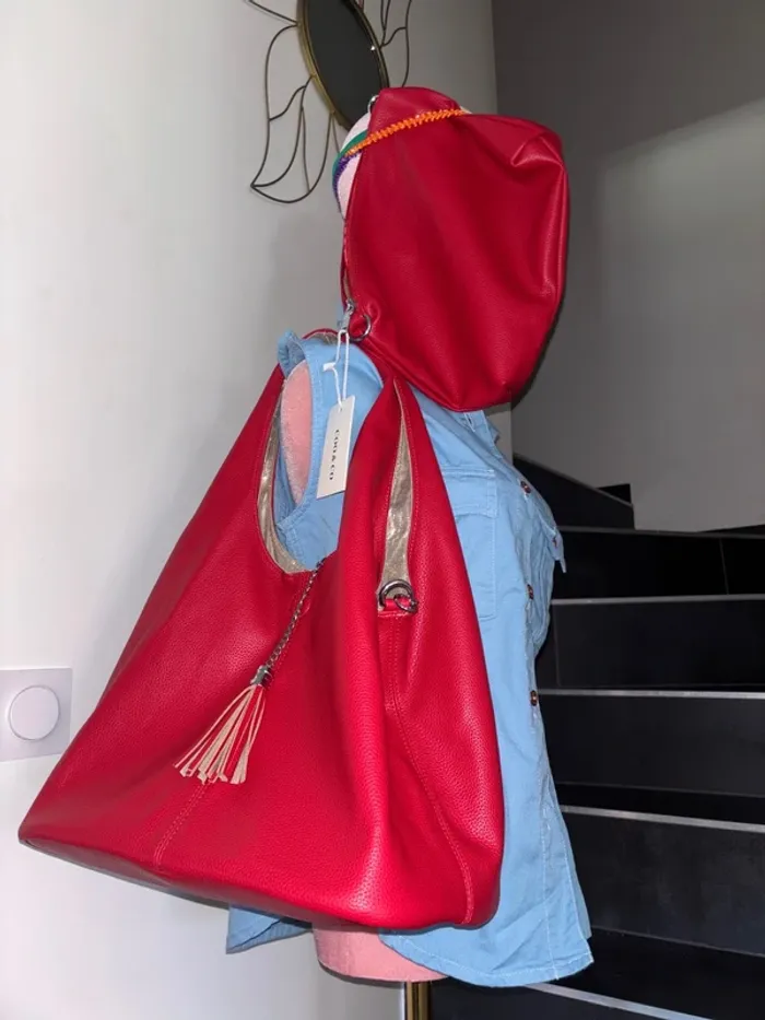 Magnifique Sac à main ou bandoulière réversible et pochette assorti