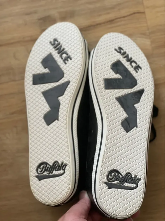 Chaussures noires type baskets Buffalo taille 36 neuves - photo numéro 2