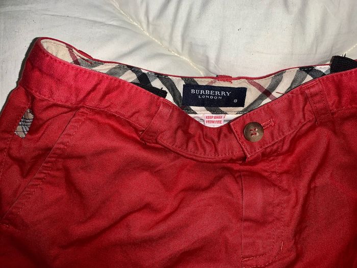 Short rouge Burberry 8 ans - photo numéro 3