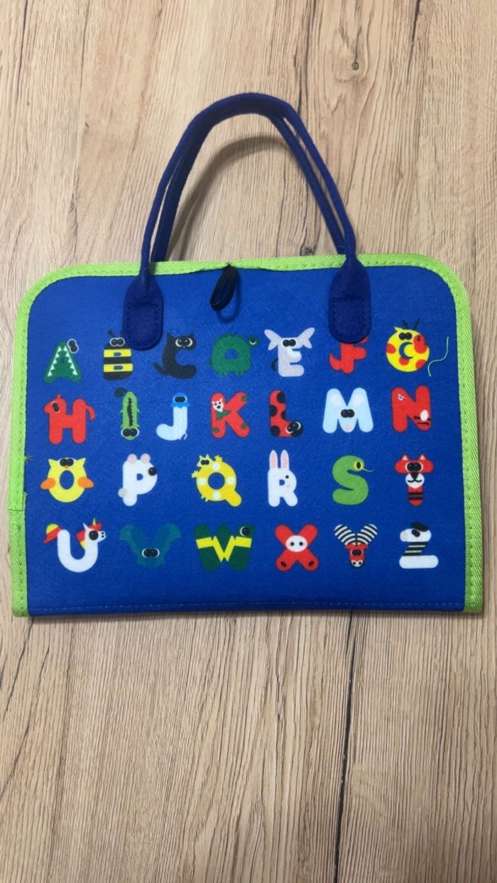 Valise d'activités  sensorielles bouton pression fermeture lacet date et heure