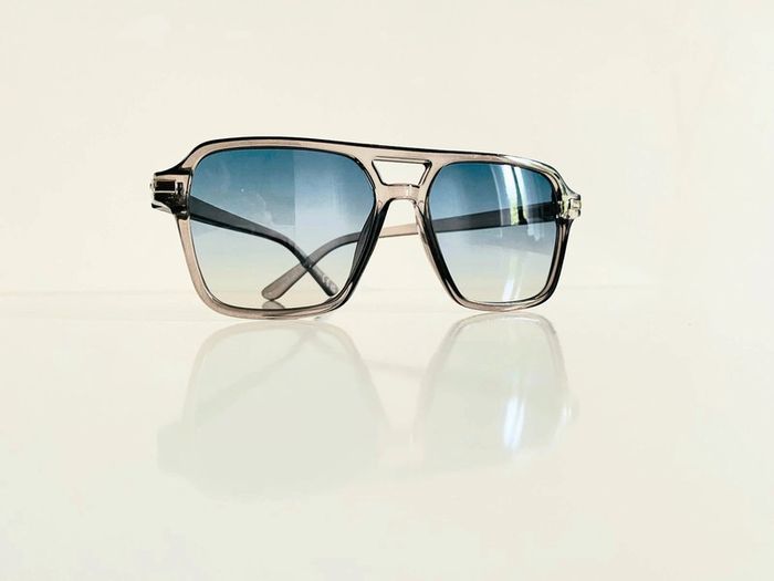 Lunette de soleil mixte grise transparente verres bleus dégradés UV protection catégorie 2