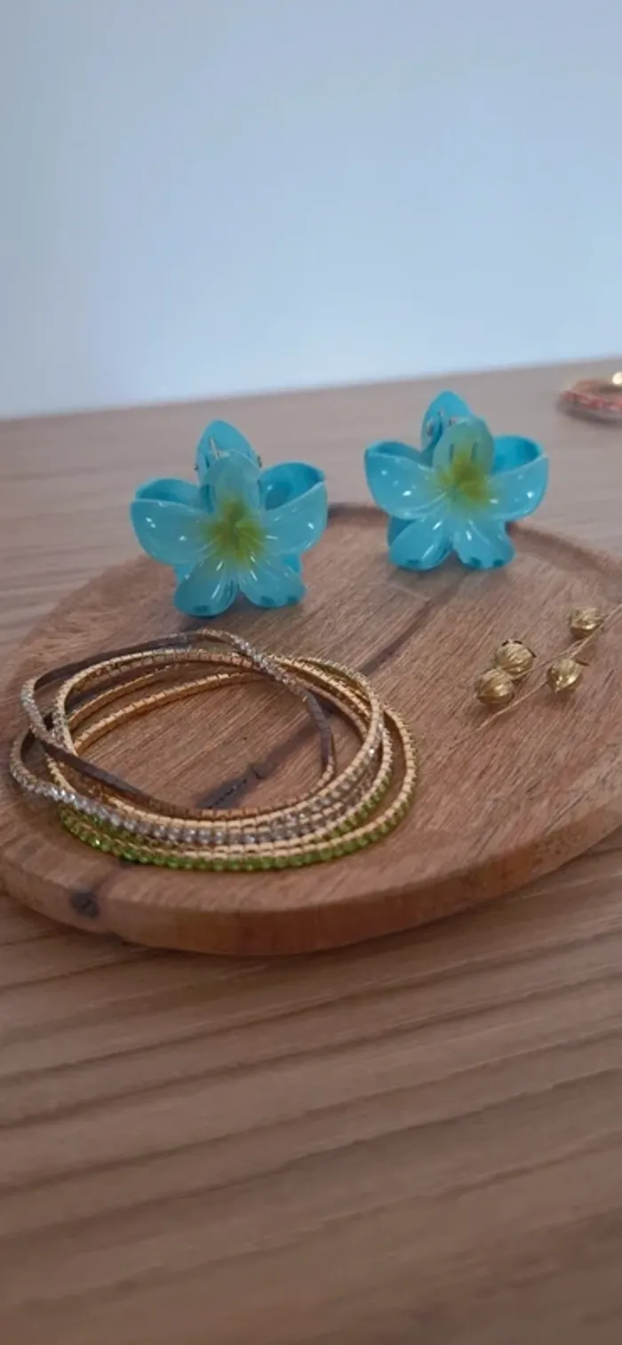 💚 Lot mini pinces fleurs bleues + bracelets strass verts – Neuf - photo numéro 2