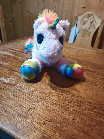 Peluche rose licorne multicolore