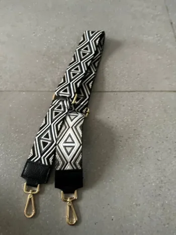 Bandoulière, très bon état, 80cm mais réglable