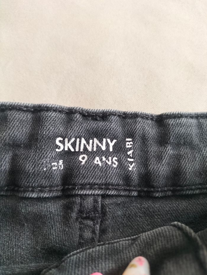 🖤 Jeans skinny gris foncé/anthracite - 9 ans - Kiabi - Bon état 🖤 - photo numéro 4