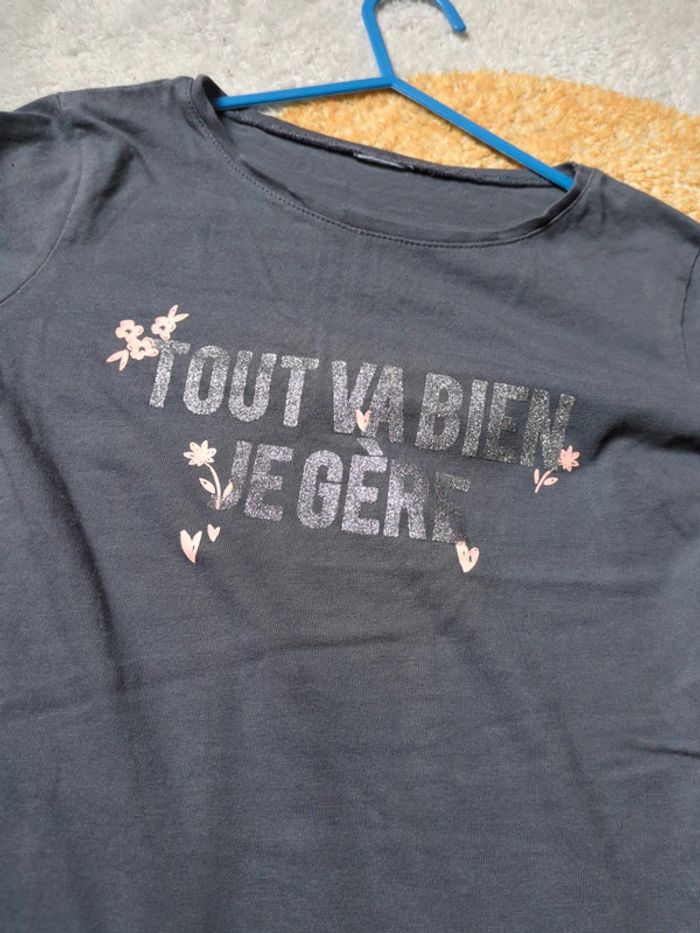 T-shirt gris manches longues paillette texte tout va bien je gère 6 ans - photo numéro 2