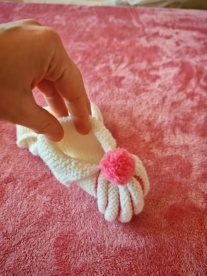 Fait main bébé cache cœur chausson - photo numéro 4