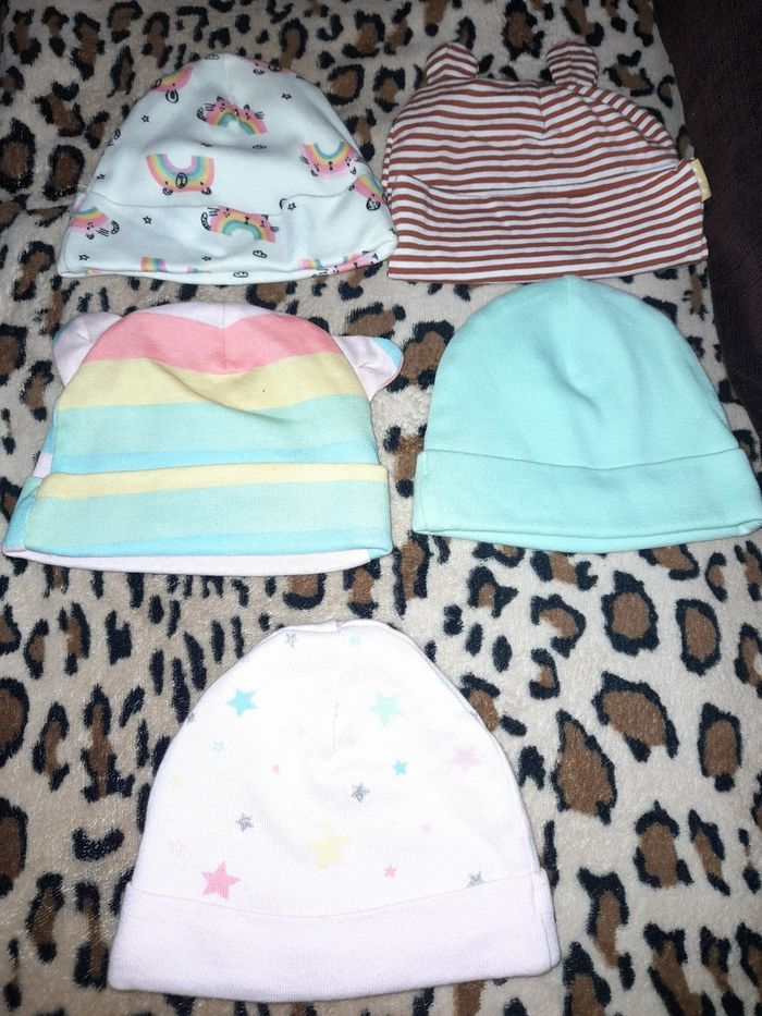 Lot de 5 bonnets neufs taille 0/6 mois