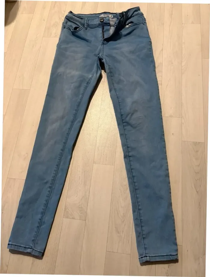 Jean bleu clair gemo 38 a été raccourci ourlet propre