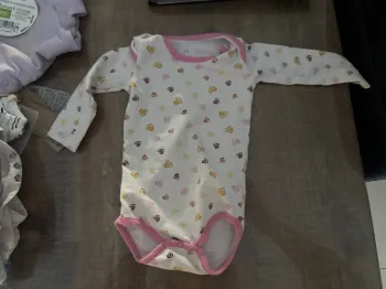 Joli body, longue manche, avec des cœurs