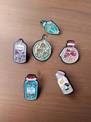 Pins fioles, bouteilles fantaisies, féeriques, enchantées