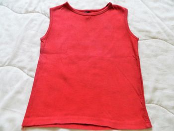T-shirt sans manche rouge taille 5 ans