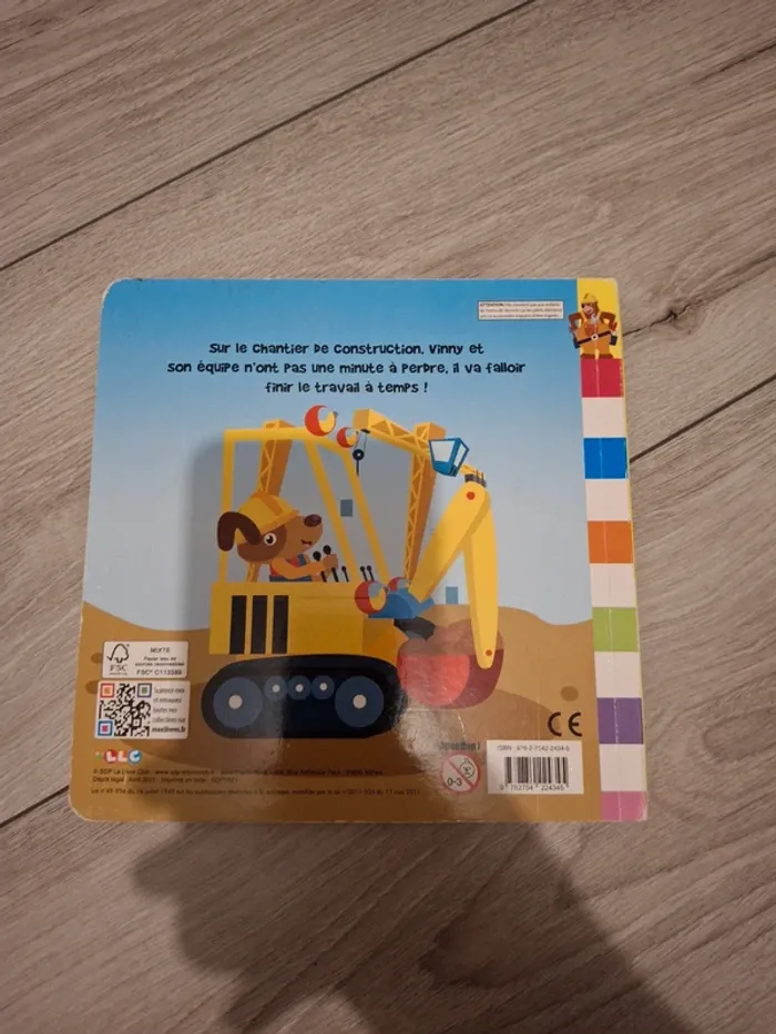 Livre au travail avec les engins de chantier - photo numéro 2