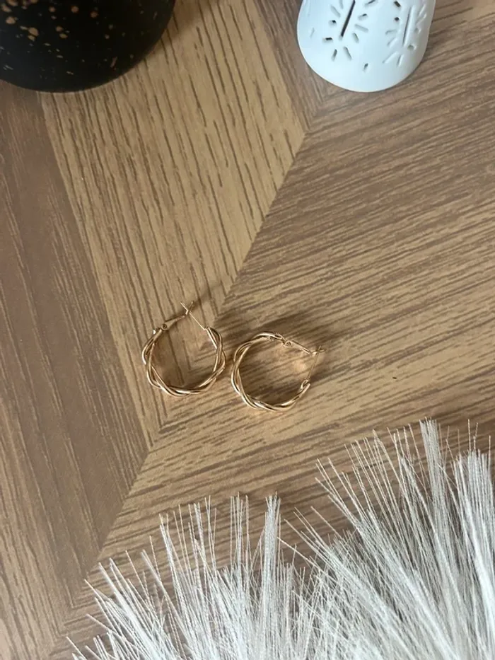 Jolie paire de petits anneaux, créoles torsadés dorés – Neufs - photo numéro 3